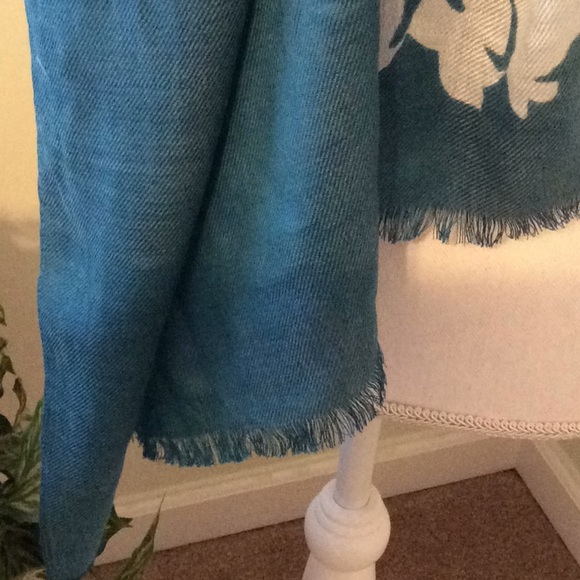 🦋Beautiful extra large scarf, teal/gray from GAP - Picture 2 of 5